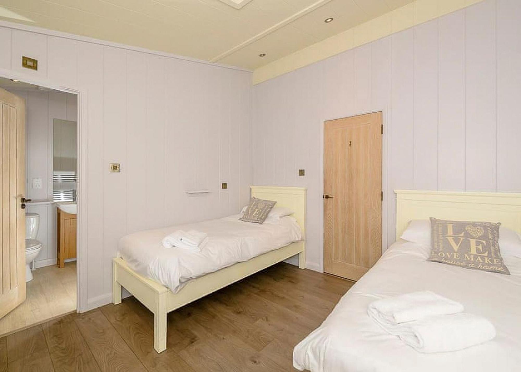 Hornbeam Country Park Hotel Honiton Bagian luar foto